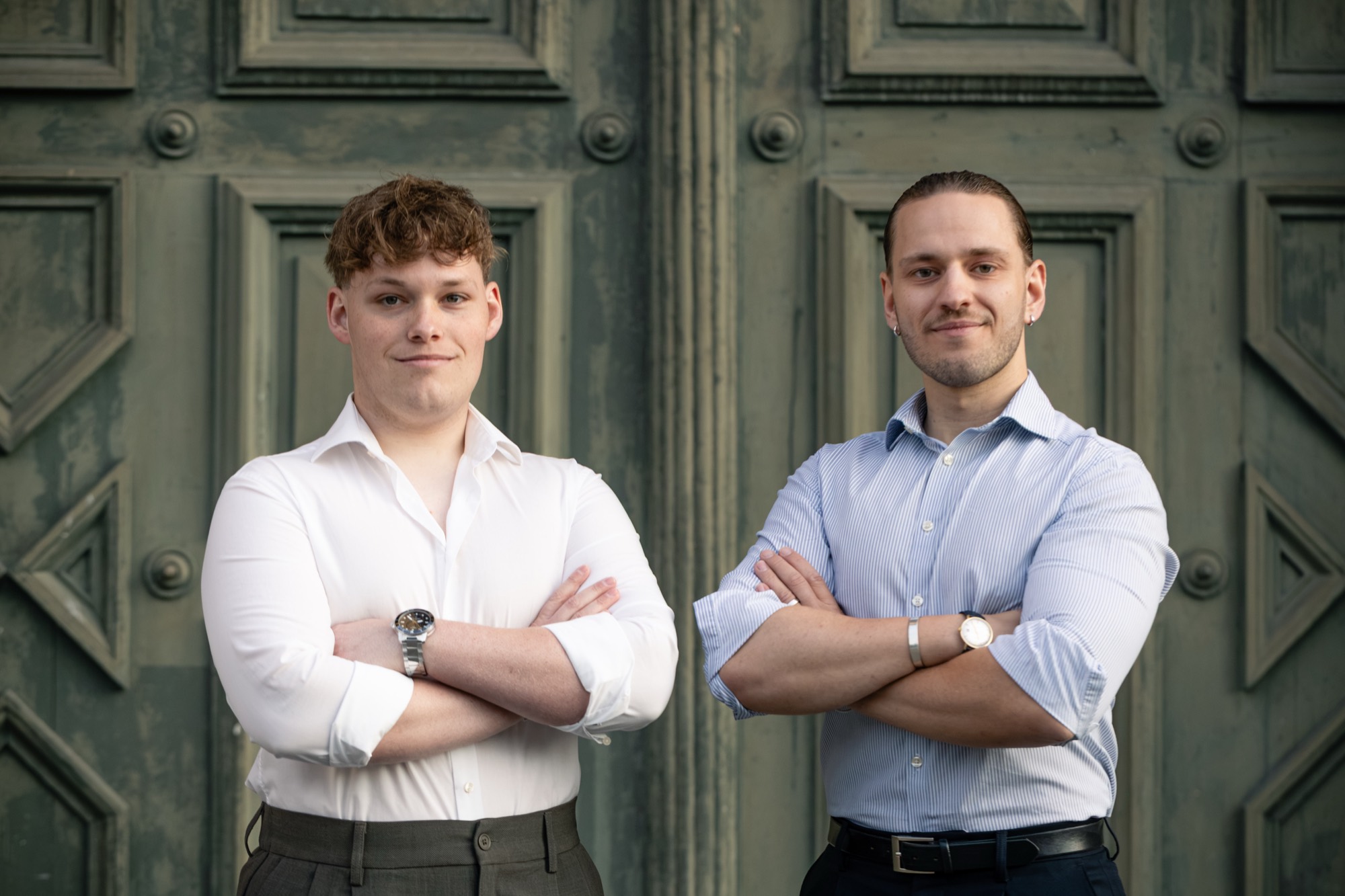 Loris Furthmann und Florian Plumm vor dem Eingang